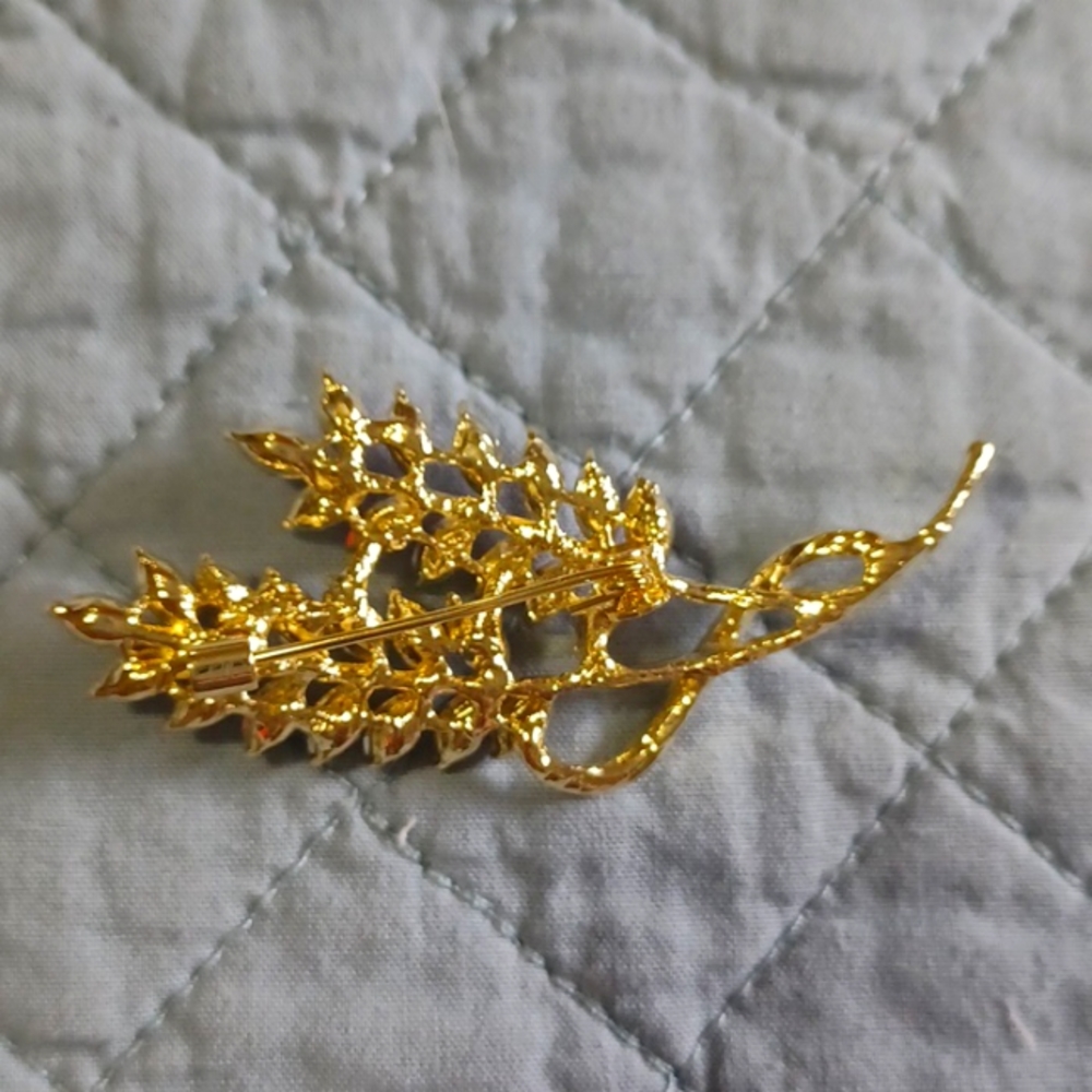 Rhinestone Flower Brooch - Picture 2 of 3